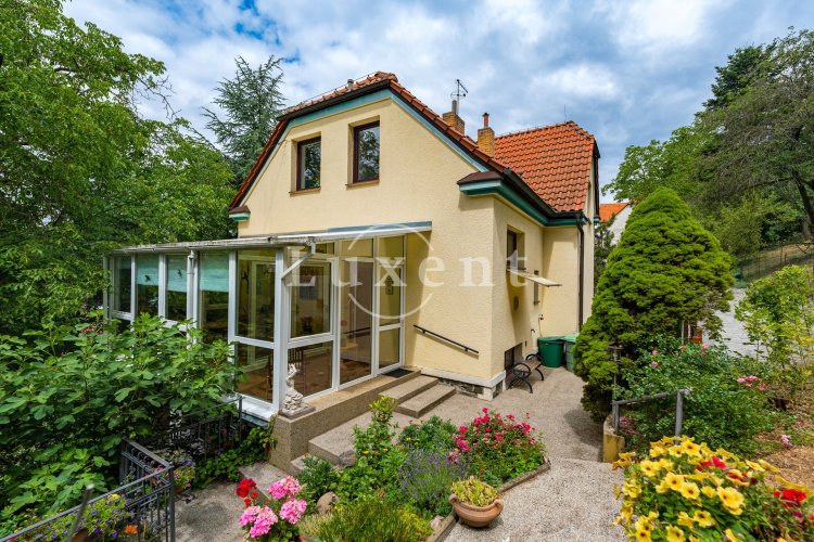 Sale of a villa, 239 m², on a plot of 1644 m², Prague 4 - Modřany