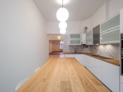 dřevěný jídelné stůl