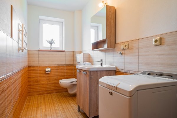 toaleta s prádelnou 