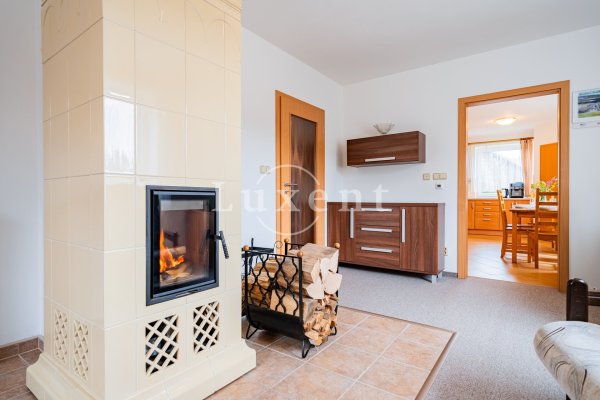 obývací pokoj s kamny 