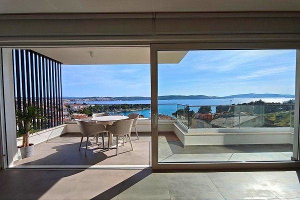 pohled z obývacího pokoje 