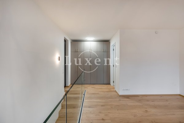 vmontována skříň 