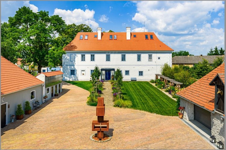 Prodej výjimečného zrekonstruovaného zámku s využitím nejmodernějších technologií, 1 114 m², na pozemku 3 950 m², Hluboká nad Vltavou