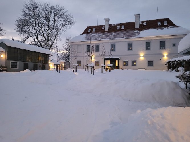 Prodej výjimečného zrekonstruovaného zámku s využitím nejmodernějších technologií, 1 114 m², na pozemku 3 950 m², Hluboká nad Vltavou