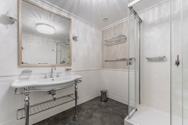 koupelna se sprchovým koutem