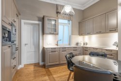 kuchyň a jídelní stůl