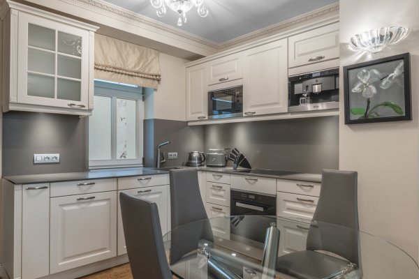 jídelní stůl a kuchyň