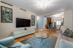 sezení a schody do podkroví