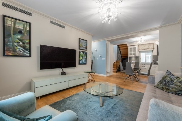 sezení a schody do podkroví