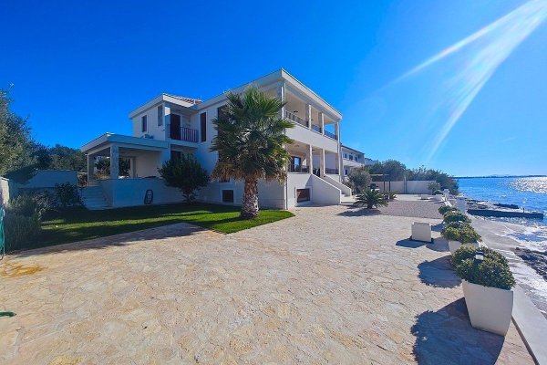 003-2021-423-zadar-mediterranean-villa-first-row-to-the-sea-for-sale