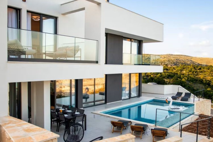 Prodej stylové vily s výhledem na záliv, 320 m², Trogir, Chorvatsko