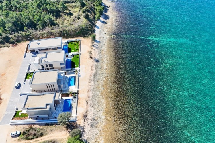 Luxury villa for sale in the first row by the sea, 264 m², Zaton, Croatia