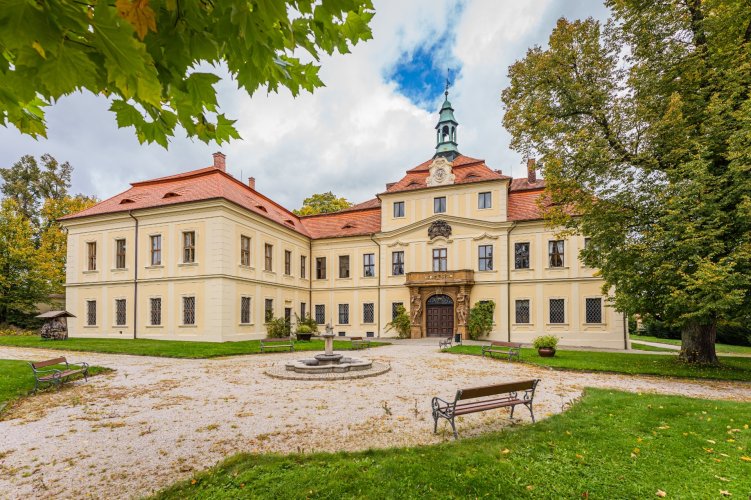 Rental of the Baroque castle complex in Mirošov, 5 ha, Mirošov