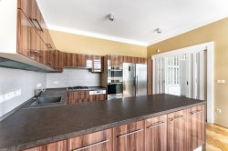 kuchyně od barového pultu