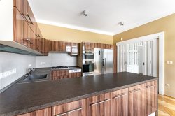 kuchyně od barového pultu