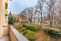 lodžie s pohledem do parku s dětským hřištěm