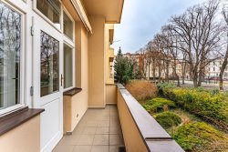 lodžie s pohledem do zeleně 