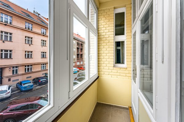 zasklená lodžie do ulice