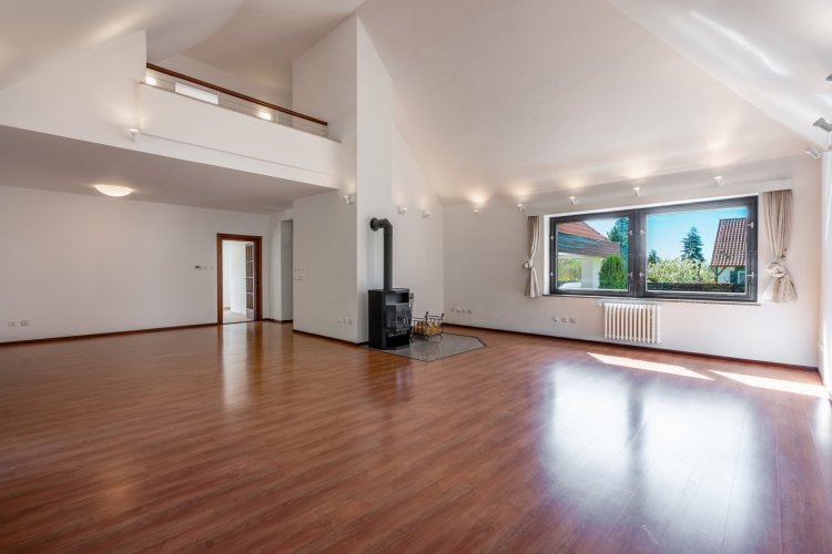 Rental of a 7+1 house for commercial purposes, Prague - Kunratice