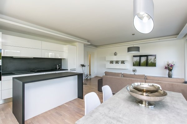 prostorný obývací pokoj